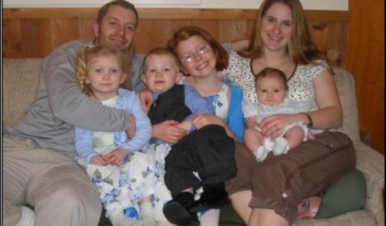 This family photo hides a terrifying secret?